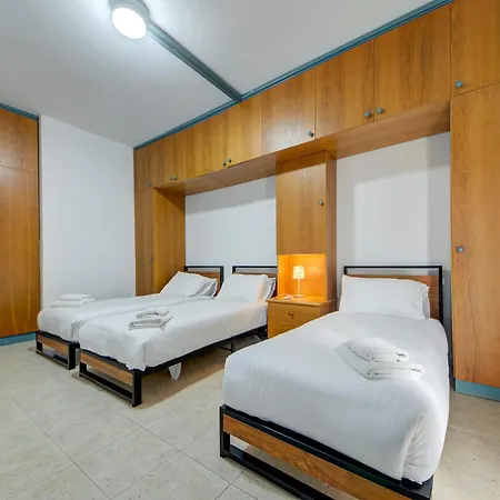 公寓 A Spacious 3br In Stunning Mellieha With Views By 360 Estates *