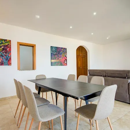 公寓 A Spacious 3br In Stunning Mellieha With Views By 360 Estates